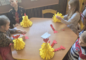 Dzieci wykonują kury na stół Wielkanocny