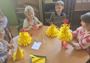 Dzieci wykonują kury na stół Wielkanocny