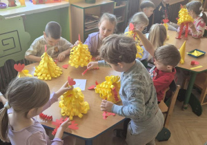 Dzieci wykonują kury na stół Wielkanocny