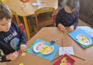 Dzieci wykonują prace plastyczną