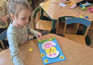 Oliwka wykonuje pracę plastyczną