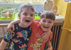 Chłopcy pozują do zdjęcia