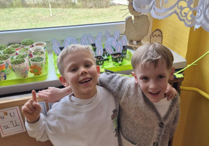 chłopcy pozują do zdjęcia