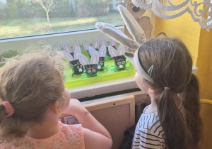 dziewczynki obserwują, jak rośnie owies