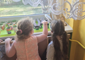 dzieci obserwują jak rośnie owies