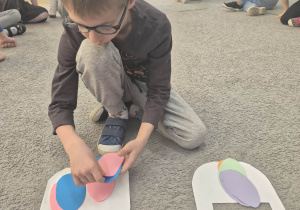 Staś przelicza kolorowe jajka