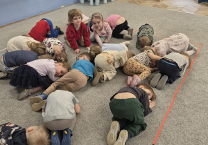 Dzieci bawią się w pisanki, schowane do koszyka