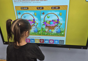 Evelina szuka różnic w obrazkach wielkanocnych