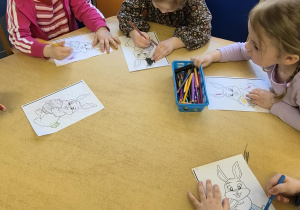 Maluszki kolorują obrazki wielkanocne