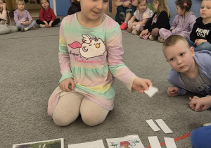 Zosia losuje słowo podczas zabawy językowej