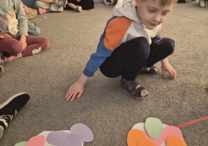 Igor podczas zabawy matematycznej, porównuje ilości jajek w koszykach