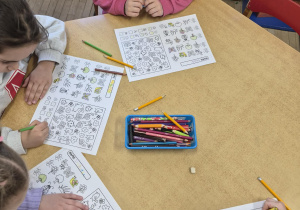 Starszaki rozwiązują matematyczną kartę pracy