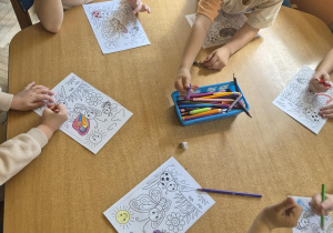 Żabki kolorują wiosenne obrazki