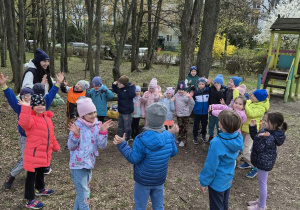 Śpiewanie piosenki powitalnej w ogrodzie przedszkolnym