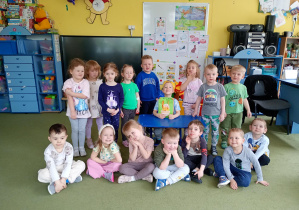 Michał świętuje w przedszkolu swoje 4 urodziny, zdjęcie grupowe