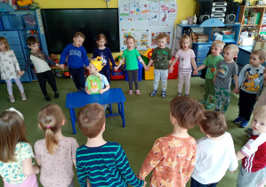 Dzieci śpiewają koledze "Sto lat"