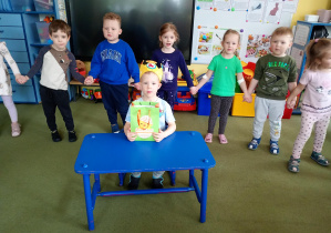 Chłopiec świętuje w przedszkolu swoje 4 urodziny