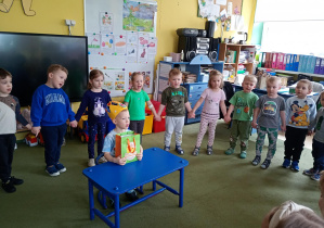 Maluszki śpiewają koledze "Sto lat"