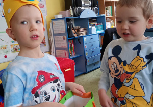 Chłopiec składa koledze życzenia