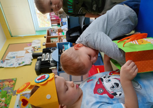 Chłopiec częstuje się urodzinowym cukierkiem od kolegi