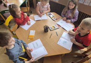 Dzieci rysują co je smuci