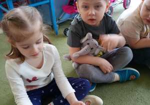 Puchatki pokazują swoje zabawkowe słoniki