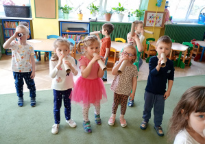 Maluszki naśladują trąbienie słonia