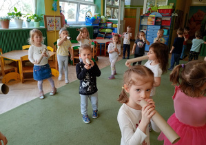 Puchatki naśladują słonie