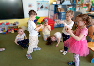Puchatki nawlekają marchewki na rolki, naśladując jedzące warzywa słonie