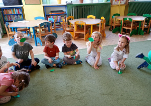 Maluszki próbują za pomocą wdechu podnieść liście na słomkach