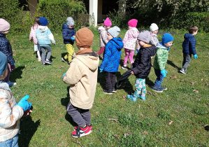 Puchatki rozglądają się po ogrodzie, szukając śmieci