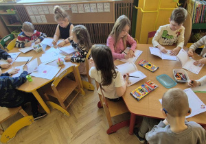 dzieci rysują przy stolikach