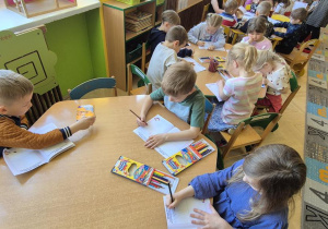 dzieci rysują przy stolikach