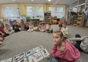 Biedronki słuchają zagadek o zawodach i zgadują, o który chodzi