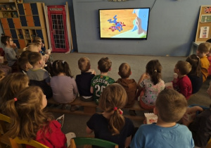 Starszaki oglądają bajkę