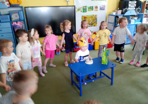 Puchatki śpiewają koledze "Sto lat"