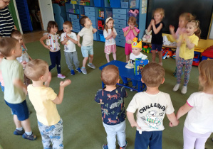 Maluchy śpiewają koledze "Sto lat"