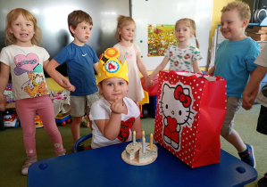 Dziewczynka obchodzi w przedszkolu swoje 4 urodziny