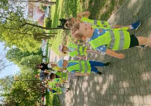 Puchatki spacerują parkową alejką
