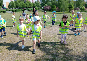 Puchatki wspinają się na górkę