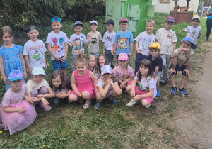 zdjęcie grupowe na wycieczce