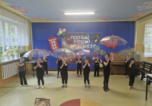 Dzieci tańczą z parasolkami