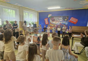 Powitanie wszystkich, dzieci śpiewają piosenkę angielską