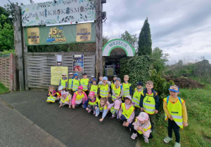 dzieci uczestniczą w wycieczce do mikrokosmosu