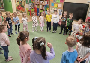 dzieci świętują urodziny