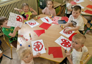 dzieci robią biedronkę metodą plastyczną - wydzieranka