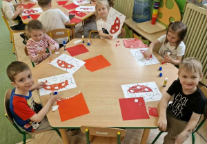 dzieci robią biedronkę metodą plastyczną - wydzieranka