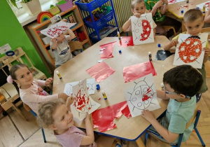 dzieci robią biedronkę metodą plastyczną - wydzieranka