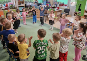 dzieci świętują urodziny