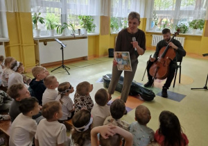 dzieci biorą udział w koncercie